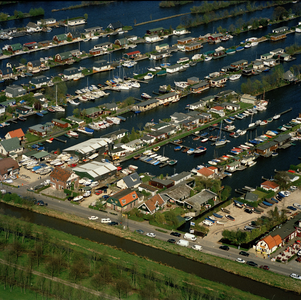 835400 Luchtfoto van recreatiehuisjes in de Kievitsbuurt, het legakkergebied in de Loosdrechtse Plassen te Breukelen.